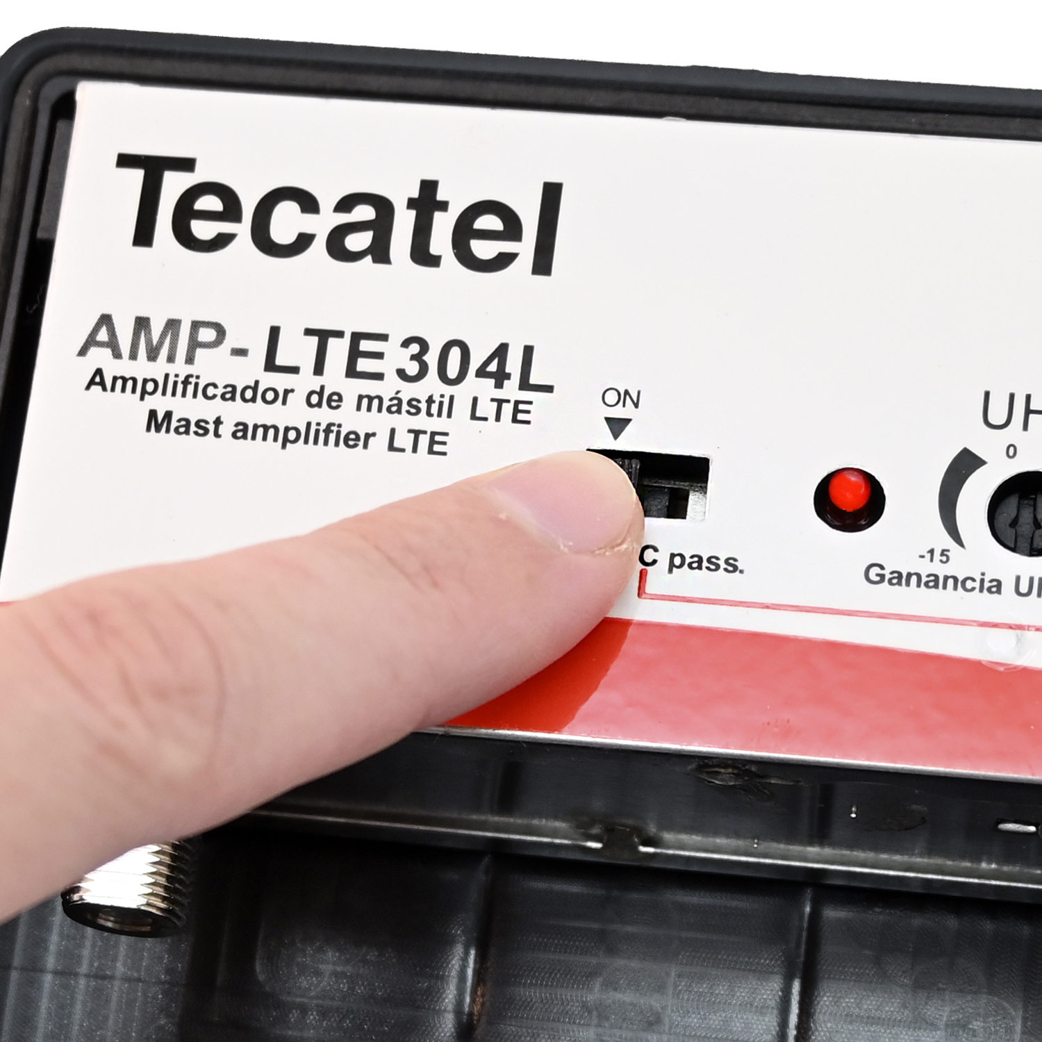 Amplificador de mastil con ganancia 30dB 1e UHF exterior  Negro