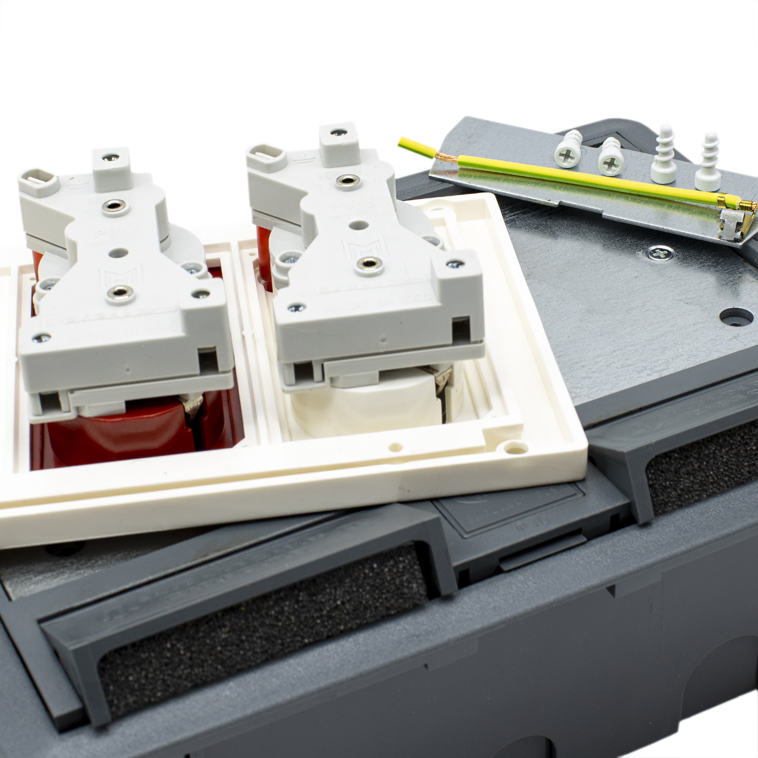 Kit puesto trabajo suelo empotrar 4 schukos y 2 RJ45  Blanco