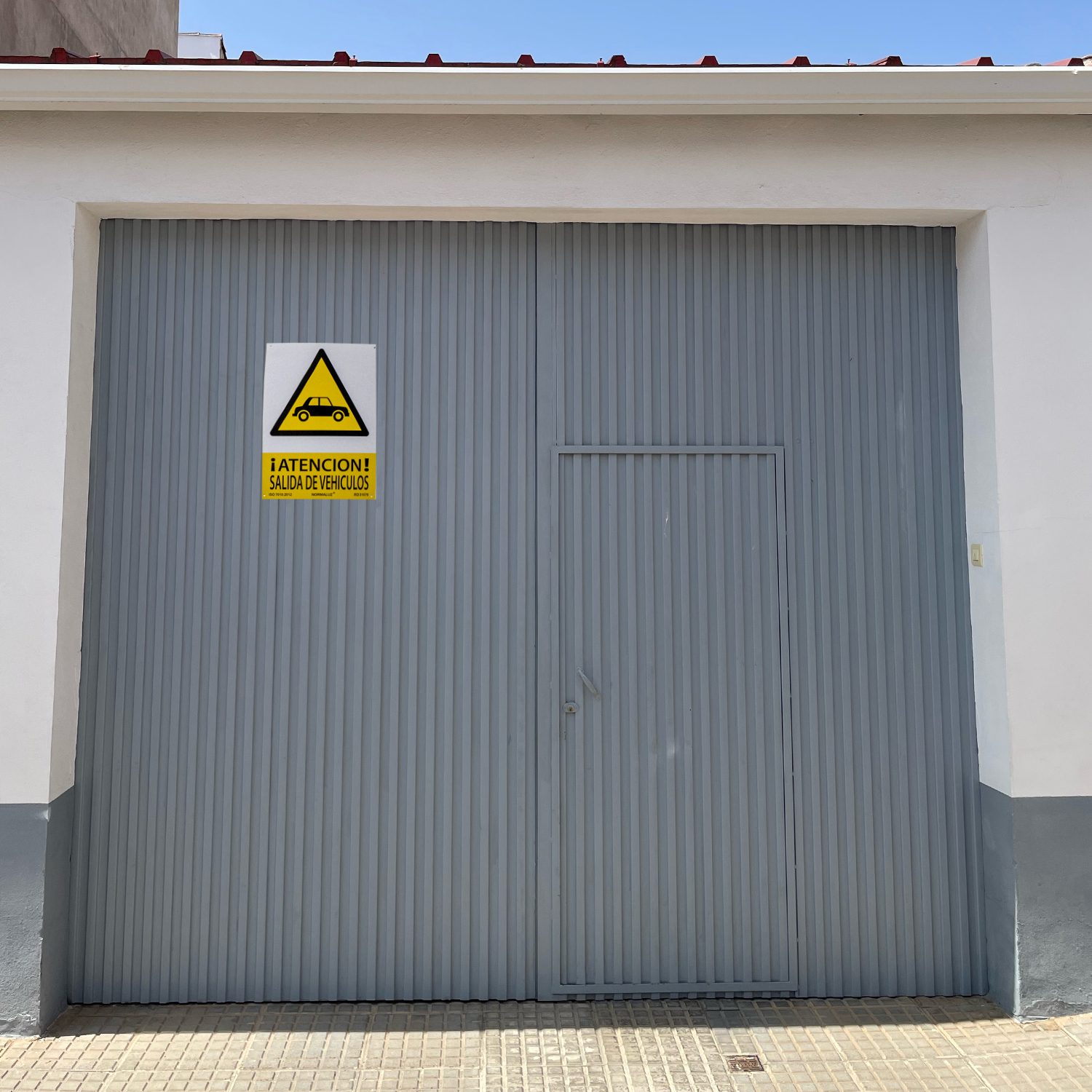 Señal Atencion Salida De Vehiculos PVC 40x30 cm  Amarillo